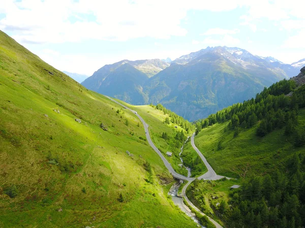 Malebná Střela Krásných Hor Pokrytých Krásnou Zelenou Travnatou Krajinou Pro — Stock fotografie