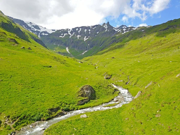 Malebná Střela Krásných Hor Pokrytých Krásnou Zelenou Travnatou Krajinou Pro — Stock fotografie