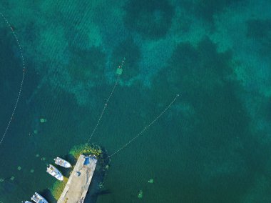 güzel mavi denizde liman üst görünümü