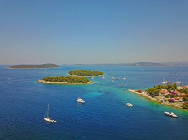 güneşli bir günde çeşitli Yatlar ile güzel mavi deniz doğal hava çekimi