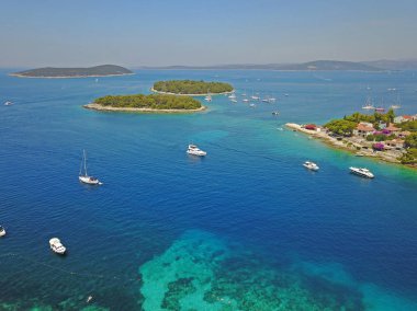 güneşli bir günde çeşitli Yatlar ile güzel mavi deniz doğal hava çekimi