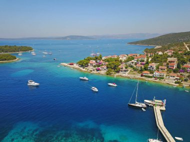 güneşli bir günde çeşitli Yatlar ile güzel mavi deniz doğal hava çekimi