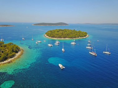güneşli bir günde çeşitli Yatlar ile güzel mavi deniz doğal hava çekimi