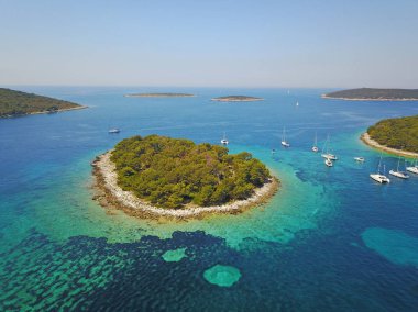 güneşli bir günde çeşitli Yatlar ile güzel mavi deniz doğal hava çekimi