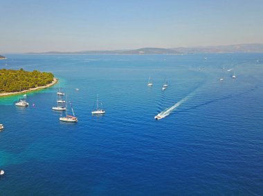 güzel mavi denizde yatlar doğal çekim
