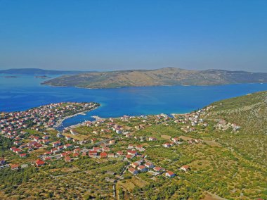 Suya yakın kasabayla görkemli manzaranın manzarası