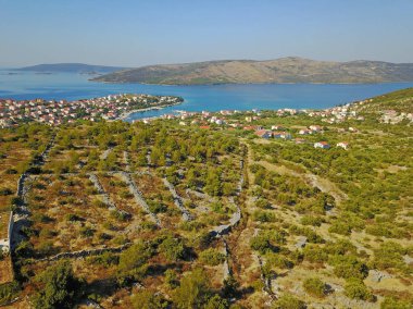 Suya yakın kasabayla görkemli manzaranın manzarası