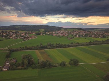 Yeşil manzaralı şehir manzarası