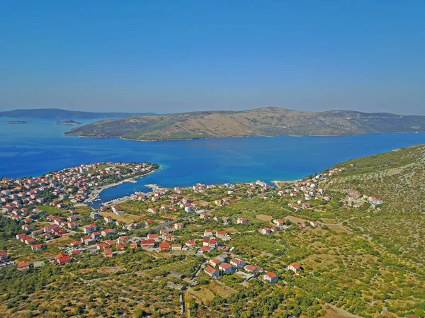 Suya Yakın Kasabayla Görkemli Manzaranın Manzarası — Stok fotoğraf