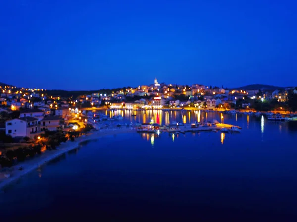 Vue Panoramique Sur Paysage Majestueux Avec Ville Proche Eau — Photo