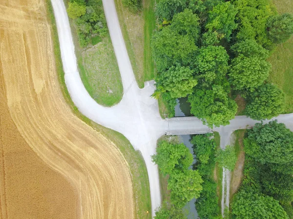 Vista Aérea Cênica Campo Agrícola Estrada Com Árvores Longo — Fotografia de Stock