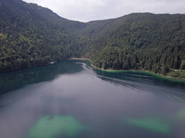 丘の上の湖や木と壮大な風景の景色 — ストック写真