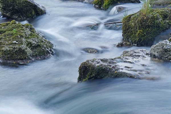 Vista Panorâmica Rio Fluindo Com Rochas — Fotografia de Stock