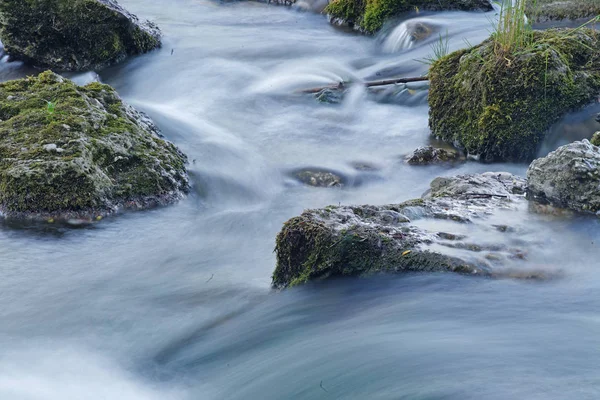 Vue Panoramique Sur Rivière Qui Coule Avec Des Rochers — Photo