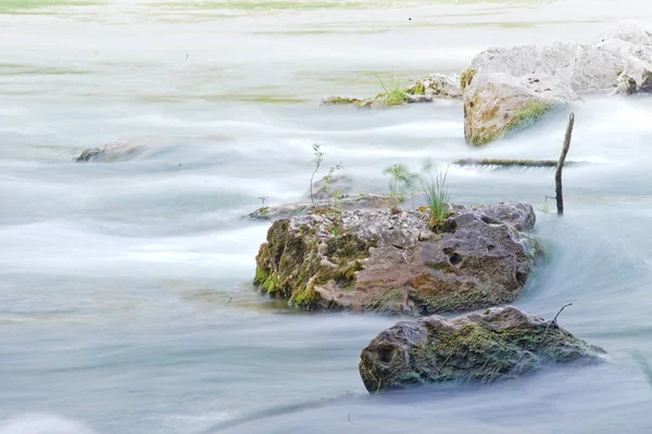Vista Panorâmica Rio Fluindo Com Rochas — Fotografia de Stock