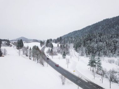 güzel karlı dağlarda yol sakin çekim