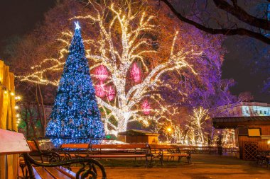 Güzel noel manzarası dekore edilmiş kasaba