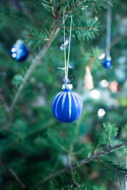 Güzel Noel süslenmiş ampullerinin yakın çekim görüntüsü