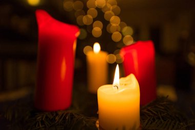 Güzel noel dekore edilmiş mumların yakın görüntüsü.