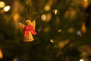 Güzel Noel süslenmiş meleğin yakın görüntüsü.