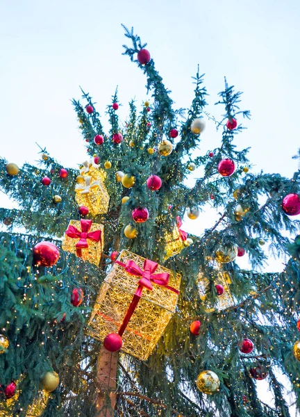 Nahaufnahme Von Schönen Weihnachten Geschmückten Tanne Mit Geschenken — Stockfoto