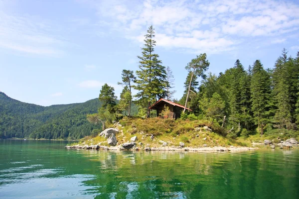 Malerischer Blick Auf Die Landschaft Mit Hütte See Und Kiefern — Stockfoto