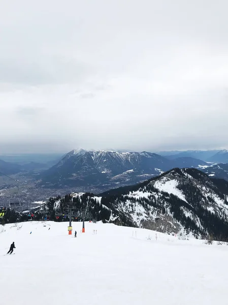 在美丽的雪山滑雪的人的宁静镜头 — 图库照片