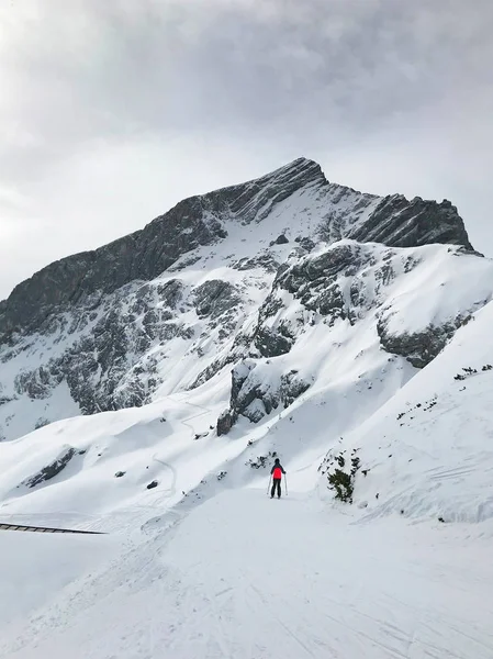Tiro Tranquilo Pessoas Esquiando Belas Montanhas Nevadas — Fotografia de Stock