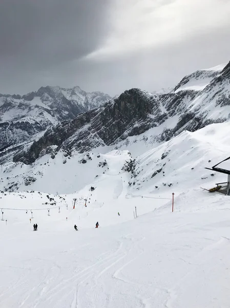 Rustige Foto Van Mensen Skiën Prachtige Besneeuwde Bergen — Stockfoto