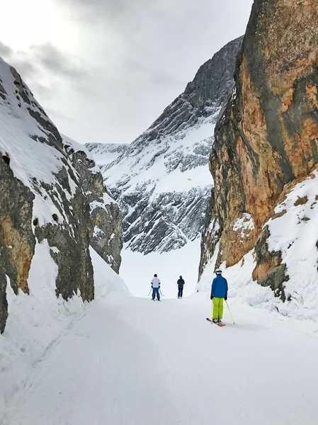 아름다운 산에서 스키를 사람들의 고요한 — 스톡 사진