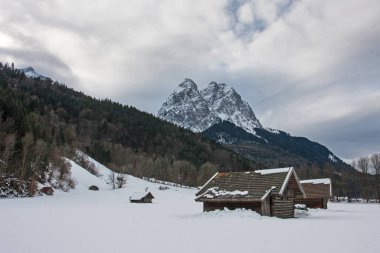 güzel karlı dağların sakin atış