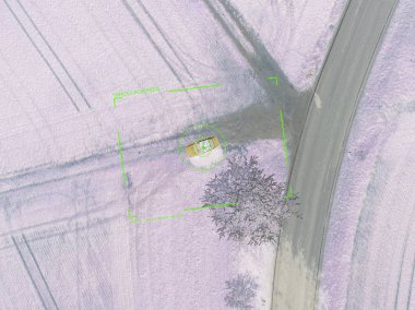 araba ile tarım alanının doğal üst görünümü, arka plan için tam kare çekim, uçak kamera filtresi