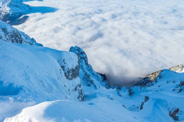 güzel karlı dağların sakin atış