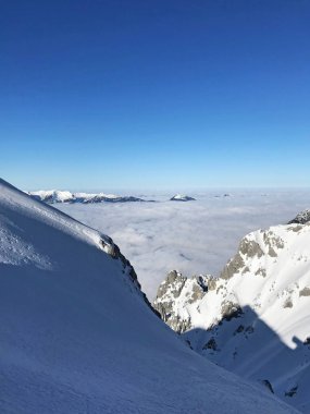 güzel karlı dağların sakin atış