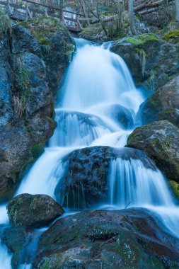 güzel dağ şelalesi uzun pozlama çekim
