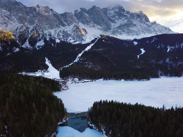 Naturskön Bild Vackra Snöiga Berget Solnedgången — Stockfoto