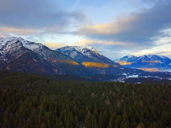 Lugn Bild Vackra Snöiga Berg — Stockfoto