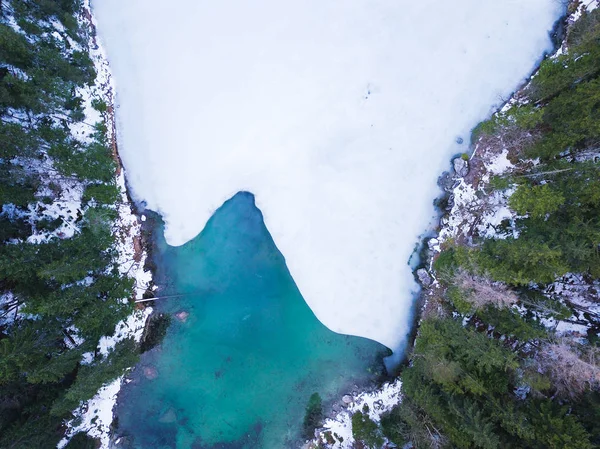 Lugn Bild Vackra Snöiga Berg Med Frusen Sjö — Stockfoto