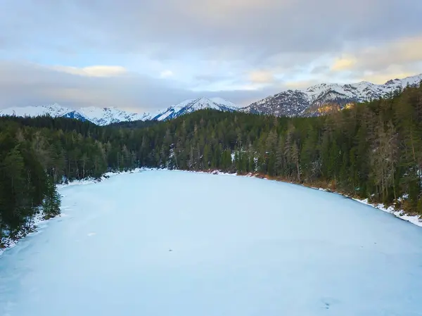 Rustige Shot Van Prachtige Besneeuwde Bergen Met Bevroren Meer — Stockfoto