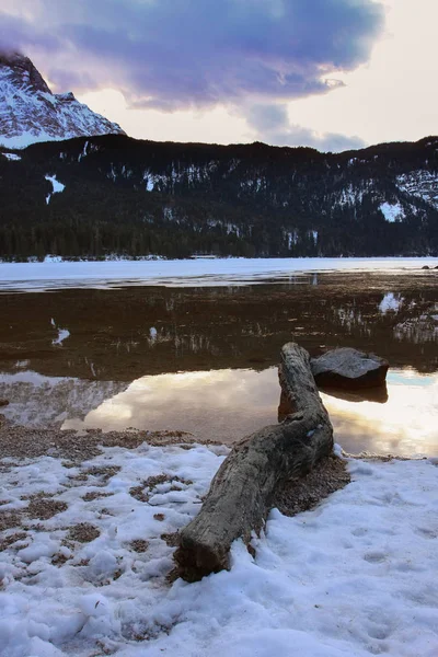 Tranquilo Tiro Hermosas Montañas Nevadas Con Lago Congelado —  Fotos de Stock