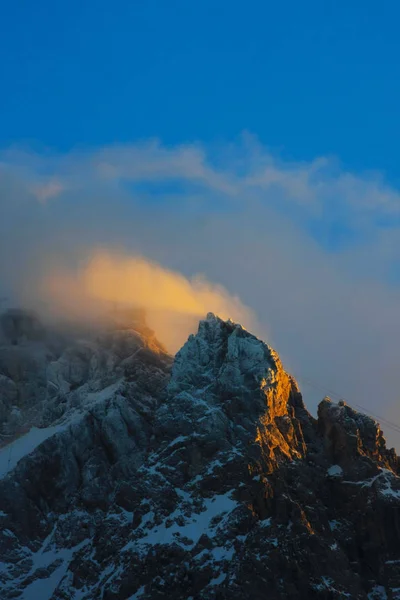 Живописный Снимок Красивой Снежной Горы Закате — стоковое фото
