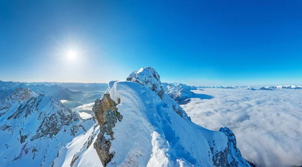 Rustige Shot Van Prachtige Besneeuwde Bergen — Stockfoto