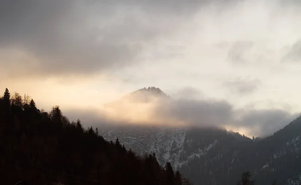 Scenic Shot Van Prachtige Zonsondergang Misty Mountain Landschap Voor Achtergrond — Stockfoto