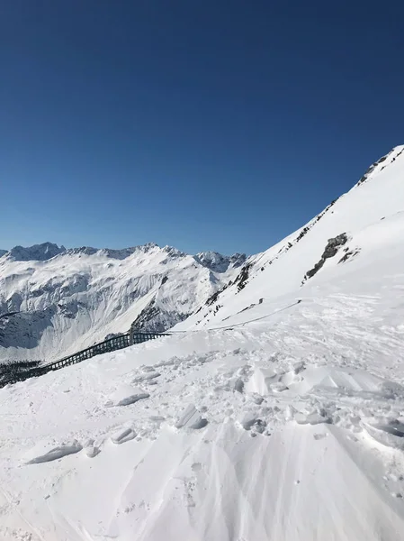 Tiro Tranquilo Belas Montanhas Nevadas Com Caminho Esqui — Fotografia de Stock