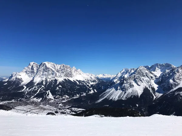 Tiro Tranquilo Belas Montanhas Nevadas Com Caminho Esqui — Fotografia de Stock