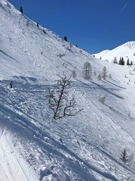 Tranquilo Tiro Hermosas Montañas Nevadas Con Pista Esquí —  Fotos de Stock