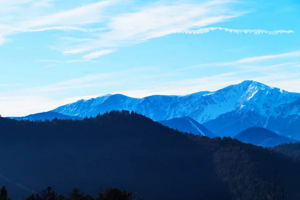 Plano Escénico Las Montañas Invierno Brumoso Hermoso Paisaje Fondo — Foto de Stock