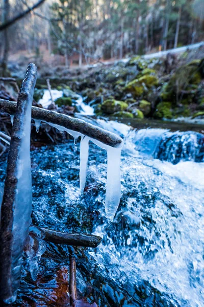 Szenische Aufnahme Eines Wunderschönen Gefrorenen Bergwasserfalls — Stockfoto