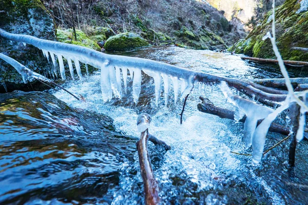 Szenische Aufnahme Eines Wunderschönen Gefrorenen Bergwasserfalls — Stockfoto