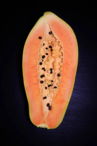 Närbild Hälften Papaya Isolerad Svart — Stockfoto